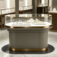 Comptoir d'exposition de bijoux en verre incurvé de luxe avec éclairage LED pour magasin de bijoux, mobilier de présentation personnalisé