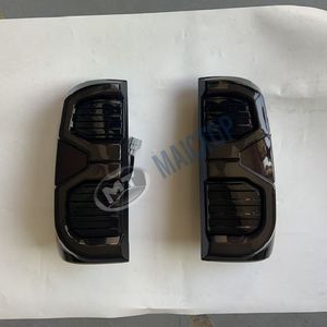 Adecuado para la actualización de luces traseras de Toyota Hilux Vigo 2005-2015 con luces LED de circulación diurna y direccionales. - Product Image 1