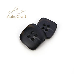 Boutons en résine <span class=keywords><strong>pas</strong></span> chers à motif carré simple à quatre trous pour costumes, manteaux, pulls et cardigans pour hommes et femmes - Product Image 6