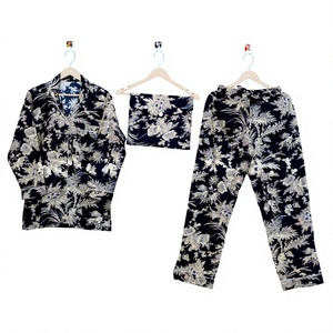 Robe de nuit pour le confort et le style imprimé floral noir pur coton col rabattu ensemble de vêtements de nuit pour femmes pantalon et chemise de pyjama - Product Image 1