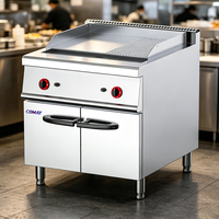 Grill à gaz professionnel en acier inoxydable robuste, plaque semi-lisse/semi-cannelée, avec armoire de rangement.