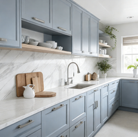 Armoire de cuisine en L de style côtier, finition peinte bleu clair mat, avec étagère flottante en bois massif – Vente en gros