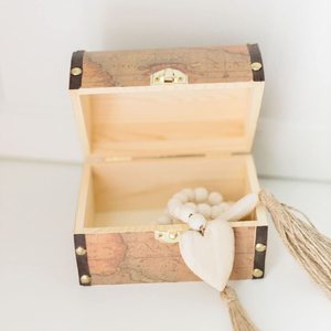Mini Baule del Tesoro in Legno con Motivo Mappa Antica, Scatola Decorativa in Legno con Ciondolo a Cuore per Gioielli, Ninnoli e Bomboniere - Product Image 1