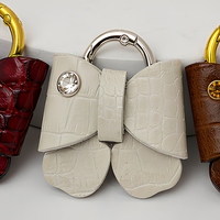 Ensemble d'accessoires pour collier de chien en cuir marron, rouge et ivoire, avec breloques nœud, anneaux métalliques et fermoirs à pression effet croco