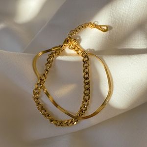 Pulsera de Doble Capa, Cadena Cubana Plana, Color Oro Acero, Acero Inoxidable, Acero Titanio, Joyería Moderna y Versátil - Product Image 1