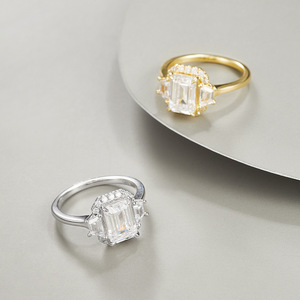 Anillo de compromiso y boda de plata de ley S925 con moissanita talla esmeralda y halo, ideal para regalo, venta al por mayor. - Product Image 3