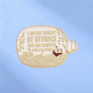Spilla smaltata ispirazionale con scritta 'Non ho paura delle tempeste', spilla da bavero a forma di nave in bottiglia in stile nautico - Product Image 1