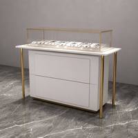 Présentoir central moderne pour bijoux blancs avec pieds en métal doré, vitrine de magasin de bijoux avec couvercle anti-poussière en verre et rangement fermé
