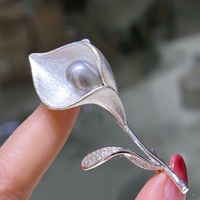 Broche Fleur Classique en Lys Calla, Perle Naturelle de Mer, Laiton Plaqué Or 18K, Forme de Riz, Cadeau du Nouvel An