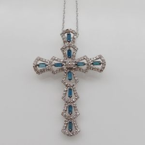 Collar con Colgante de Cruz de Diamantes Jewelspaark, 1.05 Cttw, Piedras Naturales Blancas y Azules, Plata de Ley 925, Bañado en Rodio, Corte Brillante - Product Image 6