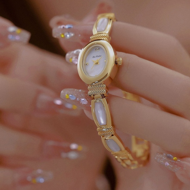 Lightweight Luxurious Alloy Bracelet, Black Gold Movement, Glass Dial, High-end Retro Quartz Watch, for Women