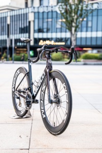 จักรยานเสือหมอบคาร์บอนไฟเบอร์สีสั่งทำพิเศษ รุ่น SK02 ชุดเกียร์ SHIMANO DURA-ACE Di2 12 สปีด เบรกดิสก์ น้ำหนักเบา โครงคาร์บอนเต็มคัน สำหรับการแข่งขัน - Product Image 2