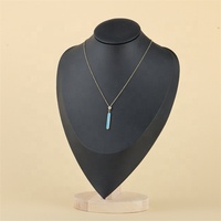 Collier Yiwu Aceon en acier inoxydable avec pendentif barre verticale étroite et plate, orné d'une grande pierre de naissance et d'un motif sculpté en émail turquoise coloré