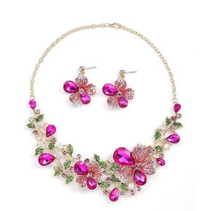 Conjunto de Collar y Pendientes de Flor Chapados en Oro Europeo Americano con Cristales, Joyería de Moda para Regalo de Boda, Ideal para Vestidos - ¡Novedad Explosiva Transfronteriza! - Product Image 4