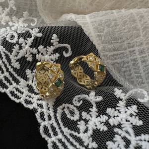 Boucles d'oreilles en argent pur S925, dentelle italienne, style vintage, design de niche, grille de diamants, zirconium vert, boucles d'oreilles exclusives en diamants - Product Image 1