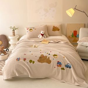 Literie d'hiver en <span class=keywords><strong>laine</strong></span> d'agneau à deux faces cartoon mignon ensemble de trois pièces <span class=keywords><strong>couverture</strong></span> en peluche avec motif teddy - Product Image 4