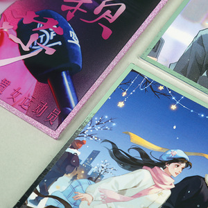 Papel Acrílico de Color Fucheng, Tarjeta Postal de Anime con Diseño de Celebridades, Borde Cortado con Láser, Tamaño Personalizado, Diseño para Conveniones de Cómics - Product Image 2