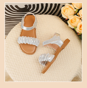 Sandales de style nouveau pour enfants, semelles souples, confortables, antidérapantes, sandales argentées, style féerique pour filles - Product Image 4