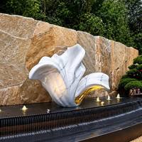 Sculpture moderne abstraite en acier inoxydable poli or, finition marbre, couleurs et dimensions personnalisables, luxe, extérieur, jardin, paysage
