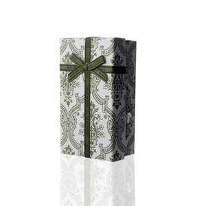 Boîte cadeau en papier artisanal laminé mat carré, décorée de nœuds et de rubans, personnalisable selon les besoins - Product Image 2