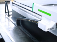 Multifunctionele intelligente vlakbedsnijmachine voor het verwerken van composietmateriaal, pakkingen en kartonnen verpakkingen.