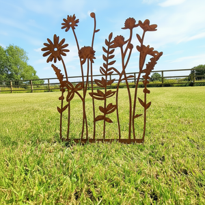 Estacas de Aluminio Hechas a Mano con Diseño Floral y Motivos Naturales para Decoración y Diseño de Exteriores - Product Image 1