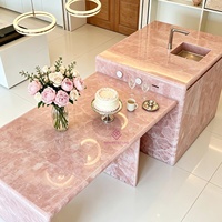 Îlot de cuisine et salle à manger intégrés en pierre de cristal rose naturel de luxe, design flottant français, personnalisable pour toute la maison