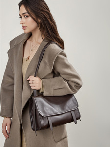 Sac à bandoulière en cuir véritable pour femme avec logo personnalisé, style vintage, fermeture éclair marron classique, souple, imperméable, grand format - Product Image 1