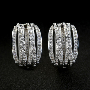 Orecchini a polsino geometrici a strati con croce pavé per donna, gioielli alla moda - Product Image 3