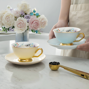 Set di <span class=keywords><strong>tazze</strong></span> e piattini <span class=keywords><strong>da</strong></span> tè in porcellana di lusso con manico dorato, tazza <span class=keywords><strong>da</strong></span> tè <span class=keywords><strong>da</strong></span> caffè con motivo floreale in ceramica - Product Image 2