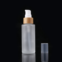 Vente en gros de flacon pompe en verre dépoli écologique rechargeable avec tête en bambou pour le stockage des cosmétiques et du maquillage