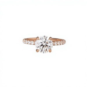 Anillo de Compromiso de Oro Rosa de 14K con Diamante Cultivado en Laboratorio de Corte Redondo y Banda con Pavé de Diamantes - Product Image 4