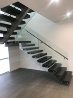 Escalier en tube carré moderne durable personnalisé avec surface antidérapante, garde-corps en verre pour usage intérieur dans les hôtels et villas, respectueux de l'environnement