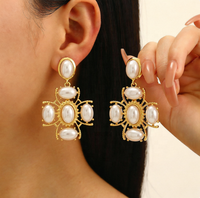 Anting-anting gantung bunga mutiara vintage, anting-anting oval imitasi mutiara romantis untuk wanita, perhiasan pesta elegan