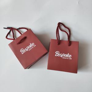Sacs en papier bordeaux de luxe personnalisés avec poignée, imprimés en feuille d'or blanc, pour cadeaux de mariage, de fête ou de la Saint-Valentin - Product Image 2