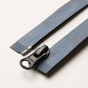 SBS # 7 Fermetures éclair invisibles à dents noires, à glissière réversible, avec bande réfléchissante bleue Iris Diamond, pour vêtements de scène, de fête et de mode - Product Image 6