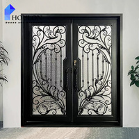 Porte d'entrée de luxe en fer forgé avec décorations artistiques, verre dépoli et sécurité renforcée pour villa