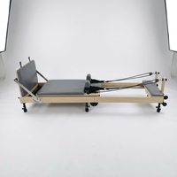 Appareil de Pilates Reformer pliable, modèle MJD W38A, avec structure en bois d'érable massif et pieds de support en acier, durable et sain.