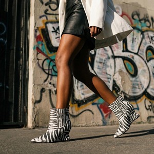 Bottines Chelsea pour femmes en PU à rayures tigrées bicolores, à bout pointu, avec talon compensé sculptural et élastique large, pour l'hiver - Product Image 6