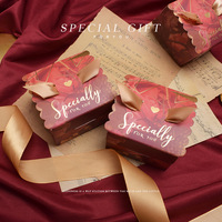 Boîte cadeau de mariage carrée romantique personnalisée, boîte en papier rigide imprimée de fleurs de rose de luxe pour les cadeaux de fiançailles