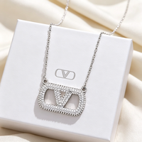 Nouveauté, bijoux de luxe en acier inoxydable entièrement sertis de diamants, marques de créateurs célèbres, collier et boucles d'oreilles en forme de lettre V pour femmes