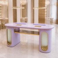 Table de manucure lilas avec lampe de travail pour salon de manucure