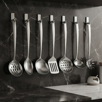 Ensemble d'ustensiles de cuisine en acier inoxydable de qualité supérieure avec trou de suspension, comprenant cuillère, spatule et écumoire, pour les tâches culinaires quotidiennes en intérieur