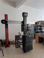 Lève-voiture à quatre poteaux avec aligneur de roues pratique et facile à utiliser pour l'alignement des roues en garage