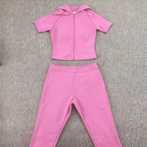 Ensemble deux pièces tendance pour femme, collection été 2026, avec veste de yoga zippée et leggings capri taille haute, personnalisable avec logo, vêtements de sport OEM ODM - Product Image 2