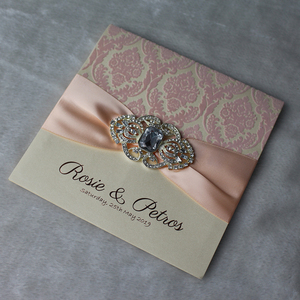 Tùy Chỉnh Ngà Wedding Card Với Màu Hồng Đổ Xô Thiết Kế Đổ Xô Lời Mời Với Trâm Cài - Product Image 2