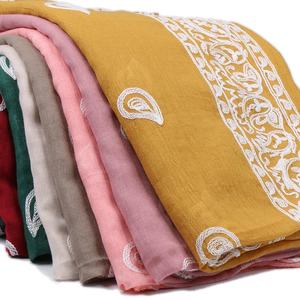 最新デザインヒジャーブ女性イスラム教徒ペイズリー花ショールとスカーフ刺繍デザインコットンヒジャーブスカーフ - Product Image 1