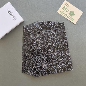 Sacs en PE personnalisés durables et réutilisables avec poignées découpées, impression hélio, sacs pour T-shirts, pochettes d'emballage cadeau étanches pour la vente au détail - Product Image 5