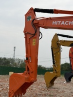 Excavatrice d'occasion Hitachi ZX210 de taille moyenne avec une forte force de creusement et un bras de flèche renforcé pour la construction routière et la démolition, en stock