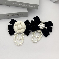 Broche Rose Polyvalente 2026 : Nouveauté Tendance, Épingles Camélia Rétro Artisanales en Velours Haut de Gamme avec Pompon de Perles pour Robe et Costume